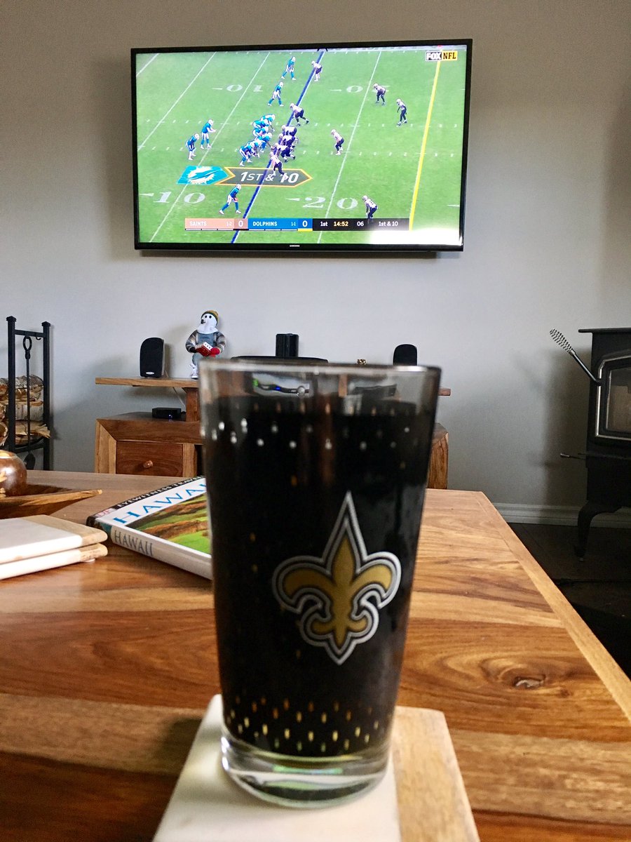 juliegorman11's tweet photo. Advantages of living on the most easterly point in North America #11amstart #beertime #SaintsInLondon @Saints https://t.co/iX1iOcg1Nt