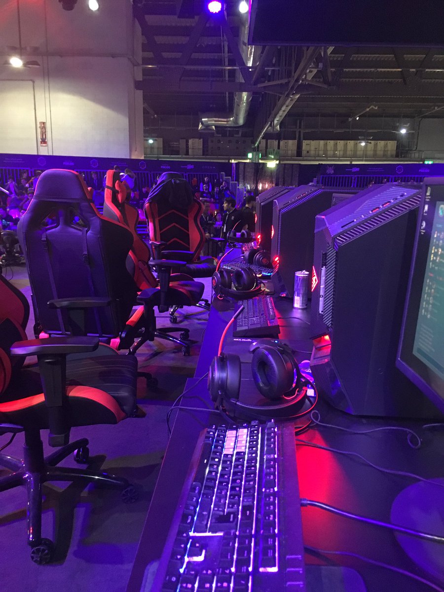 HP_Italia's tweet photo. Siete passati dalla #PGArena? Che aspettate? Sta per iniziare la finale del #Redbullfaction! #DominateTheGame con @OMENbyHP! @MilanGamesWeek https://t.co/lVO5KDPqWO