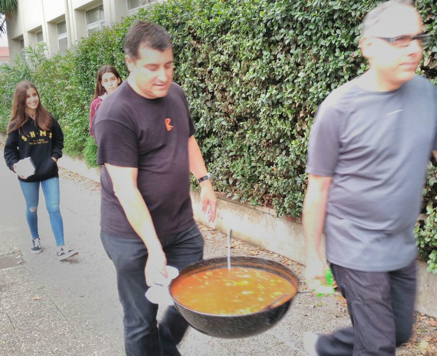 DiarideGirona's tweet photo. Els @CanRocaCeller proveeixen d'aliments els voluntaris del col·legi del seu barri #Girona #referèndum #1Oct #1O  https://t.co/38aQyaSP2P https://t.co/LMro8qL4aZ