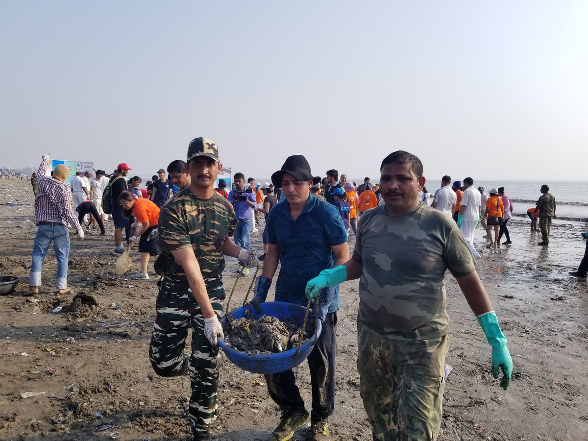 AfrozShah1's tweet photo. Week 102 clean-up. Armed forces (CRPF) fight to clean the ocean. Salute to the Jawans for partnering with Citizens for #SwachhataHiSeva . https://t.co/MknAy2b0AG
