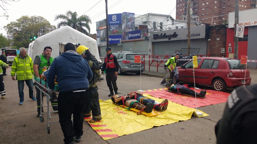 SaludBAP's tweet photo. En #SanMiguel @andresscarsi  junto al intendente @jaimemendezh  participan de simulacro de incendio en local bailable 🚑🚒🔥@sameprovincia https://t.co/70aJ3LZBSs