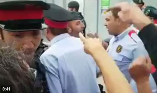 3CatInfo's tweet photo. Enfrontaments d'agents dels Mossos i de bombers amb Guàrdia Civil i Policia Nacional
https://t.co/4FchqmnPj3 https://t.co/sQTcV6myXd