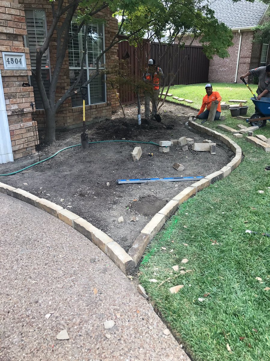 JCordell_TX's tweet photo. Oklahoma limestone, great alternative to traditional steel planter edging. Keeping it classy and the weeds out 👌🏼. #landscape #plano #dallas https://t.co/7ny6TIzSLI
