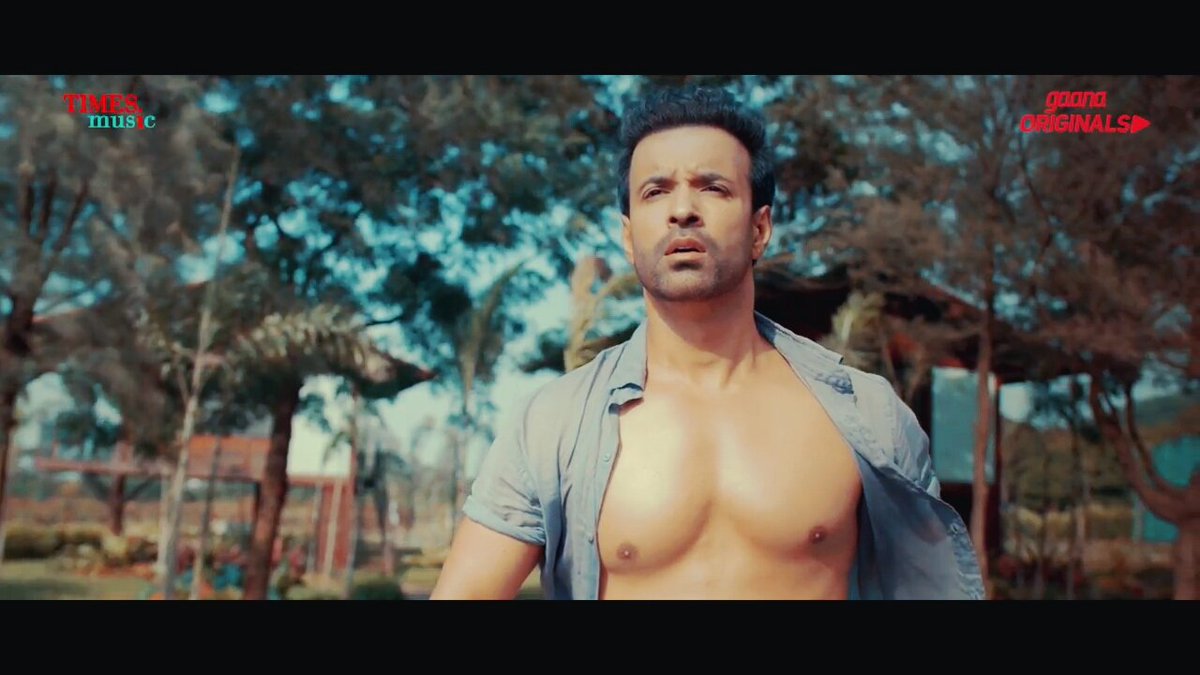 yousrafazal's tweet photo. This man killed it with his hotness🔥🔥🔥
Watching & Listening🎵 to it everyday😍
#BasEkBar @ali_aamir ko Dekhne ko Tarsun, Kehta He Dil💙 Yh Mera https://t.co/mepj2f6iGB