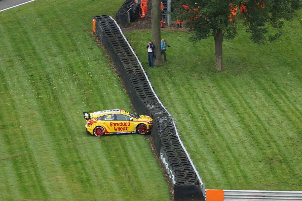 Oops <a href="/MDepper_BTCC/">Martin Depper</a> gets Paddock Hill a bit wrong