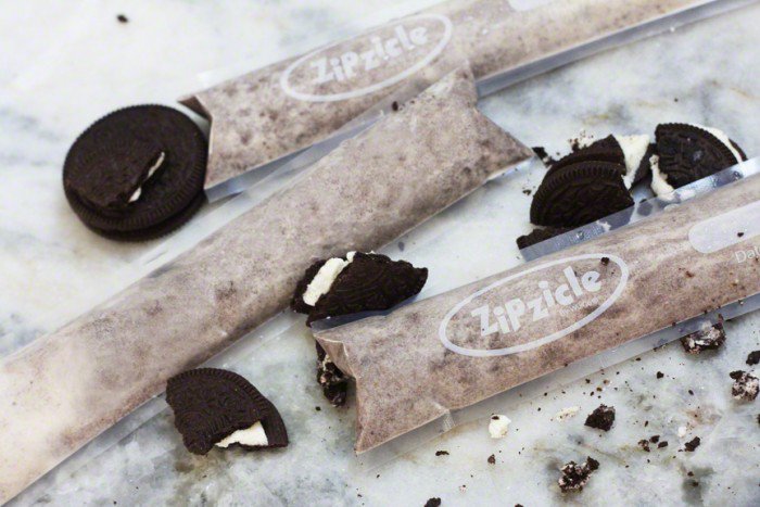 Zipzicle1's tweet photo. It’s October! Make these cookies &amp; cream pops with Halloween colored cookies for a spooky treat. #recipe here: https://t.co/bFbLN1MO2d https://t.co/qCanabtNq2