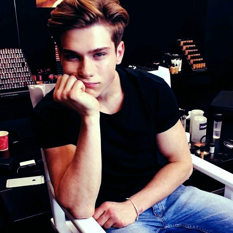 IngenuousThief's tweet image. 『✘﹣﹣ ❝I·ᴍ ᴊᴜsᴛ ᴀɴ ᴀᴠᴇʀᴀɢᴇ ᴄɪᴛʏ ʙᴏʏ.❞ 』 

■ Oʀɪɢɪɴᴀʟ Cʜᴀʀᴀᴄᴛᴇʀ 
■ Lɪᴛᴇʀᴀᴛᴇ ᴀɴᴅ ᴅᴇsᴄʀɪᴘᴛɪᴠᴇ 
■ Mᴜʟᴛɪsʜɪᴘ ᴀɴᴅ ɢᴀʏ 
■ NSFW ᴀɴᴅ Oᴘᴇɴ DM