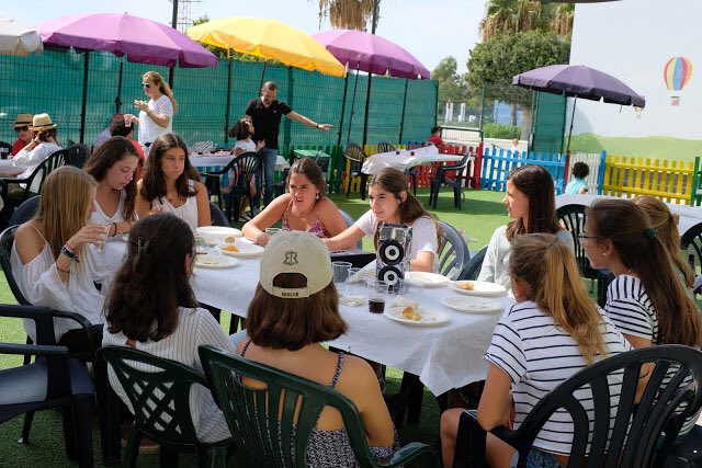 Club_Sierramar's tweet photo. Fiesta familiar de inauguración! #Marbella #Familias #paella 🍷🥘 https://t.co/b6x6LBmjhU