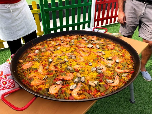 Club_Sierramar's tweet photo. Fiesta familiar de inauguración! #Marbella #Familias #paella 🍷🥘 https://t.co/b6x6LBmjhU