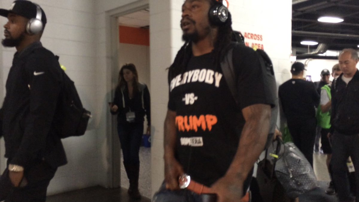 BleacherReport's tweet photo. Marshawn wearing a 'Everybody vs Trump' t-shirt prior to today's game (via @AdamSchefter) https://t.co/4HTfIxxGyy