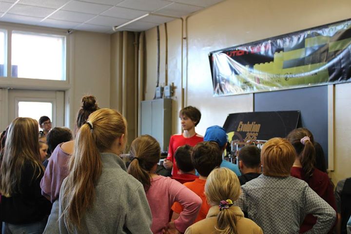 secondaireSdeS's tweet photo. La robotique te passionne? C'est ici que ça se passe! Partagez dans vos réseaux! 
#portesouvertessdes #tonseminairetattend @Evolution2626 https://t.co/kCG6XT15f5