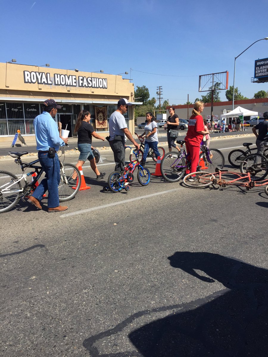 CultivaLaSalud's tweet photo. Our bike mechanics are offering free minor bike repair at #CenCalVia. Find us b/w 7th & 8th today. #latinosbike https://t.co/K8VevEZTls