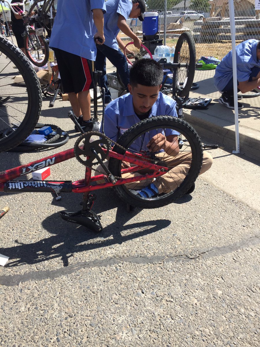 CultivaLaSalud's tweet photo. Our bike mechanics are offering free minor bike repair at #CenCalVia. Find us b/w 7th & 8th today. #latinosbike https://t.co/K8VevEZTls