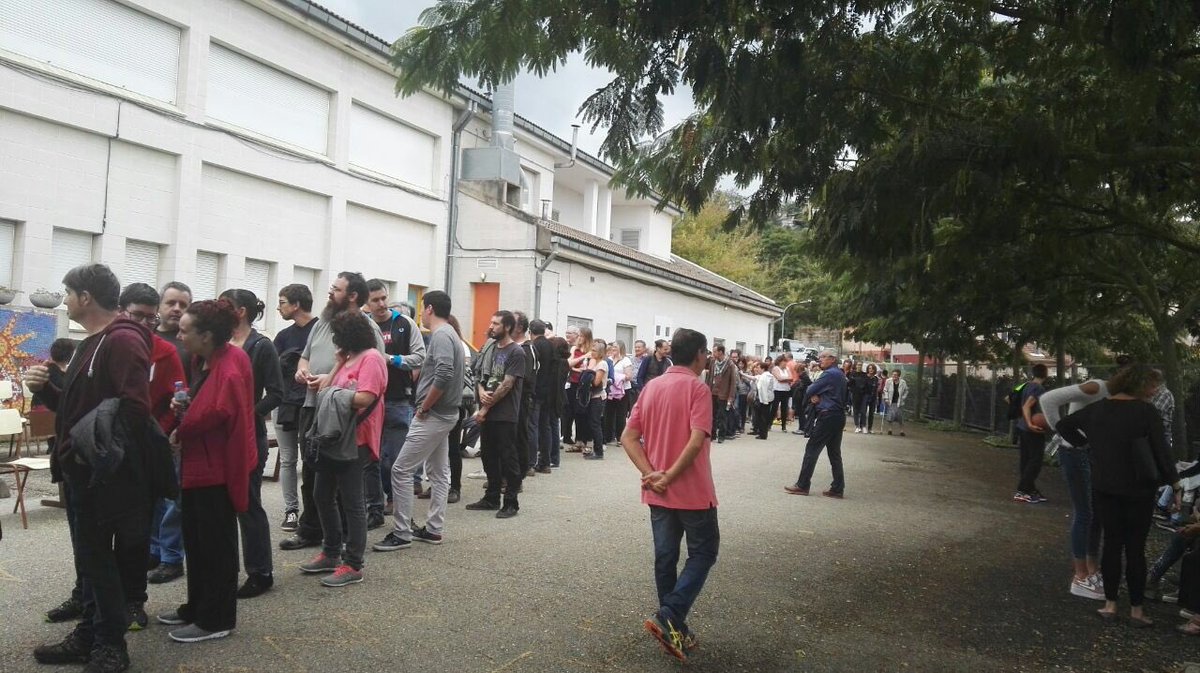 CEM_Olot's tweet photo. Agraïm enormement l'ajuda de totes les persones que heu estat protegint els col.legis electorals. Ens heu fet sentir segurxs! https://t.co/OxcGAYRuMF