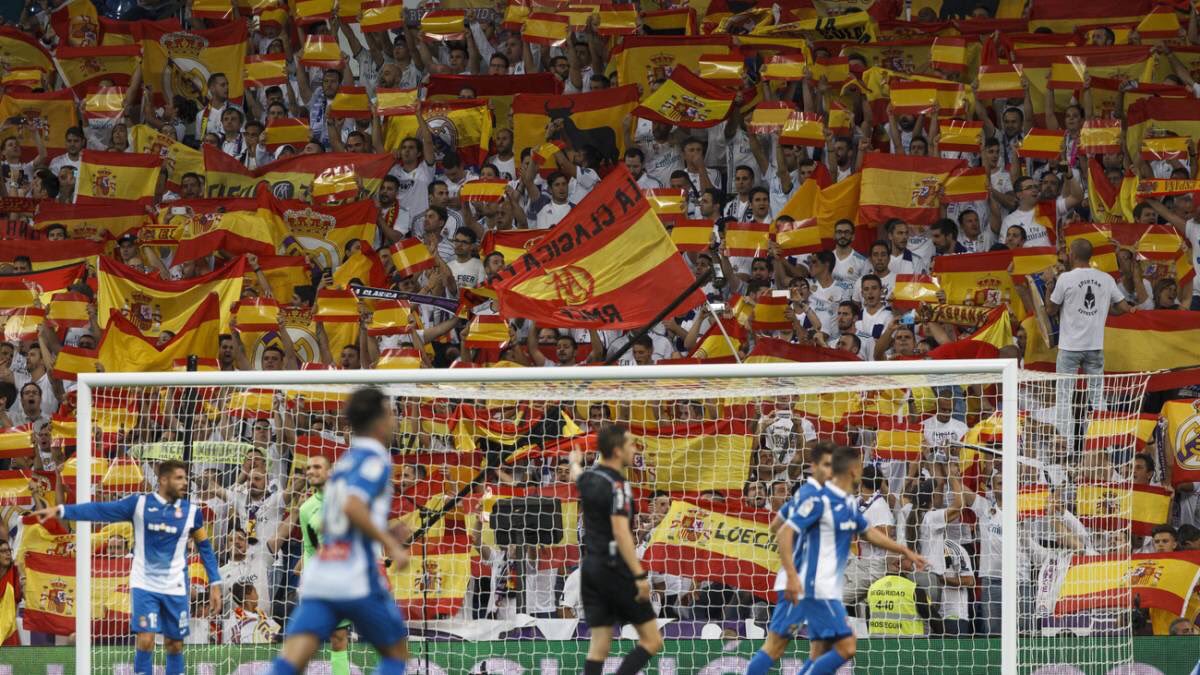 Raul7Capitan7's tweet photo. Pues si esta foto del Bernabeu con sus banderas de España es de lo más bonito que he visto hoy, se dice y no pasa nada. 

🇪🇸 https://t.co/sRBLDzdp2R