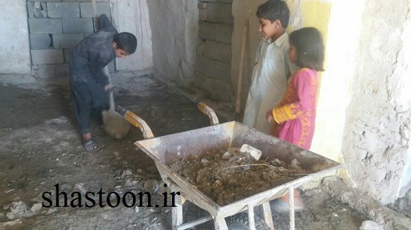 amirebtehaj's tweet photo. اینجا سیستان و بلوچستانه. روستای سیب و سوران. بچه های روستا بدلیل نبود فضای آموزشی یک مرغداری رو به کلاس درس تبدیل کردند! مرسی عدالت آموزشی! https://t.co/NMluU9ex5f