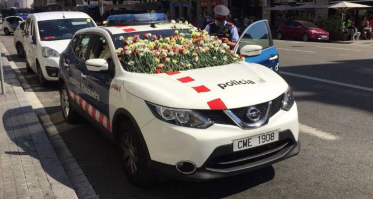 Sup_Policia's tweet photo. Este no es un vehículo policial 👉🏼@mossos, es un coche fúnebre, en el interior están la decencia, compañerismo, integridad, honor,..... 😢😢😢 https://t.co/rOV6dxLHpA