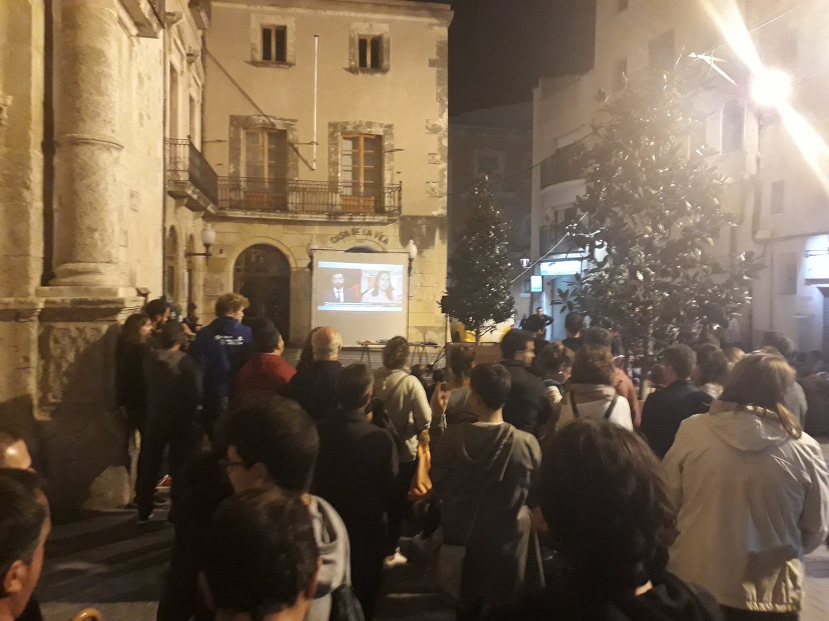 BPenedesDiari's tweet photo. La gent segueix els resultats des de la plaça Vella del #Vendrell.  #refCamp #1oBP https://t.co/ZjYYfe6Q4Z