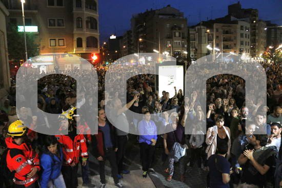ACNponent's tweet photo. Eufòria de milers de persones a la plaça Ricard Vinyes de #Lleida al tancament dels col·legis electorals #referendum https://t.co/RdY39GwuAf https://t.co/EmFUqxf7Ee