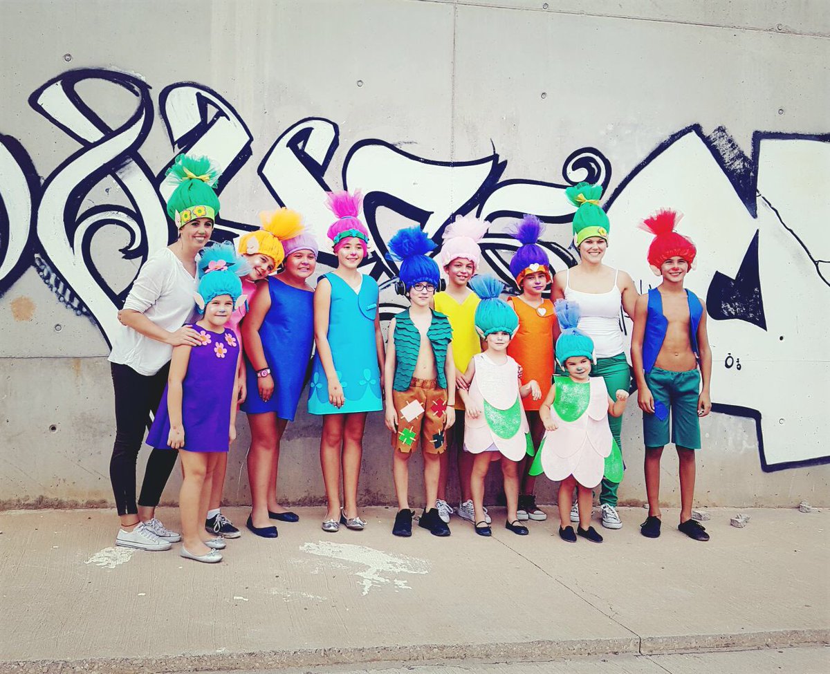 Los trolls de Palmereta nos han deleitado con un fantástico baile en los playbacks que organiza FJFS!!!