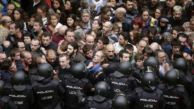 CatalunyaRadio's tweet photo. La Generalitat insta les persones ferides a les càrregues policials que denunciïn els fets als mossos #1OCatRadio 

https://t.co/UGElG7XBcG https://t.co/GA5LP1CdP9
