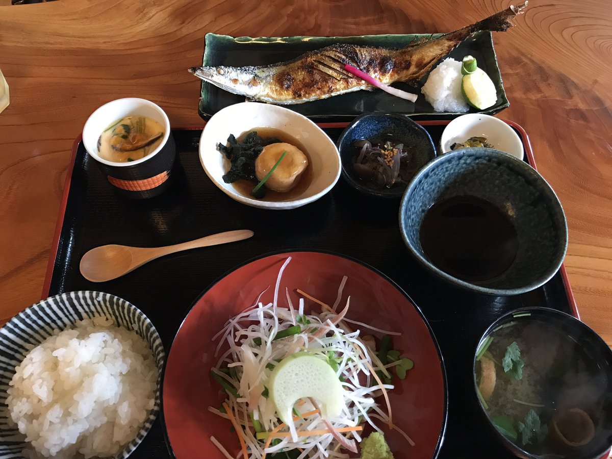 みず 宇都宮の 和食屋 登夢 約１年ぶりの訪問 オススメの特大秋刀魚焼ランチ 秋刀魚は美味しい ただランチの値段は去年より約0円も高くなっており しかも小鉢など料理の質がおちたような 去年味わった素晴らしい満足感がなかった 残念