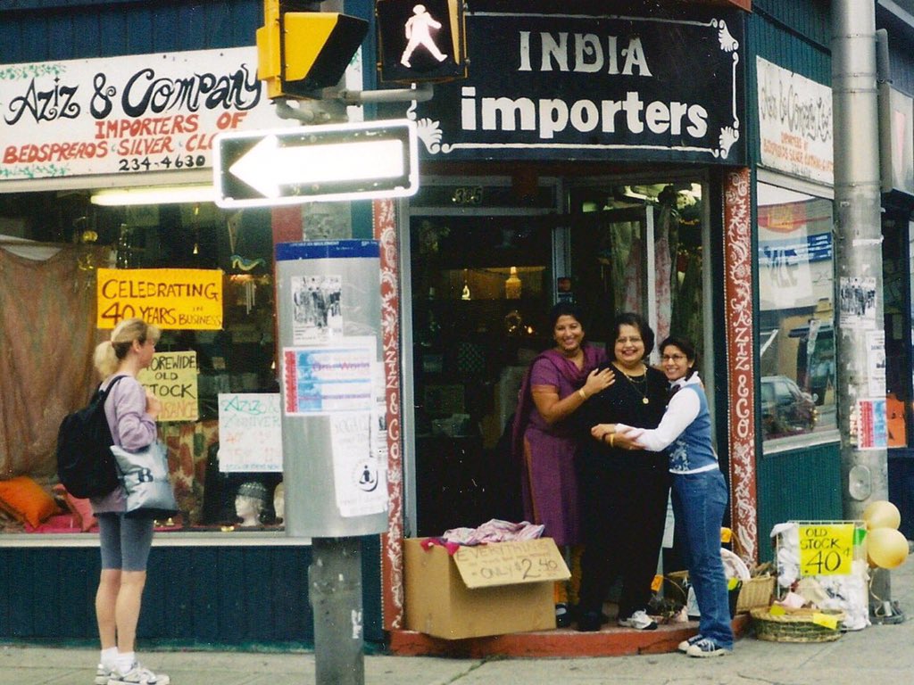 AzizAndCompany's tweet photo. @DowntownBank … and they would find beautiful goods to purchase as well as lively conversation, warmth and welcome. #AzizAndMe ☕️🇮🇳❤️🇨🇦 https://t.co/z6SqO1AiCV
