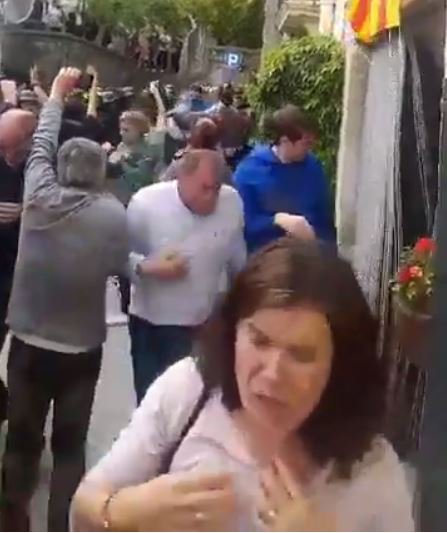 3CatInfo's tweet photo. Gas pebre contra els votants a Aiguaviva https://t.co/UVFGvfKgny #1OTV3 https://t.co/0pPJHtAb3a