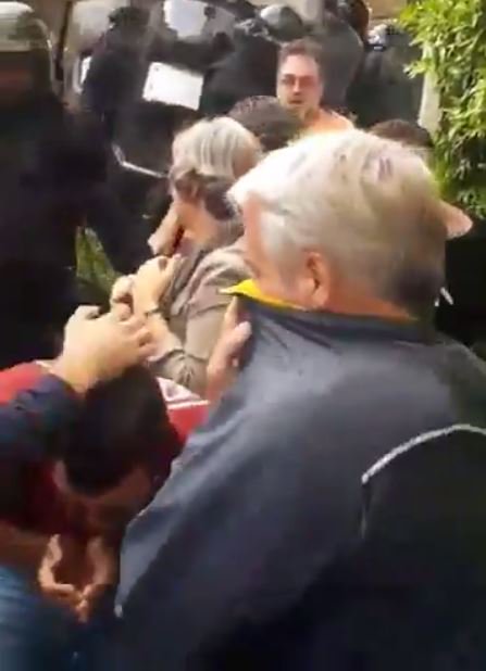 3CatInfo's tweet photo. Gas pebre contra els votants a Aiguaviva https://t.co/UVFGvfKgny #1OTV3 https://t.co/0pPJHtAb3a