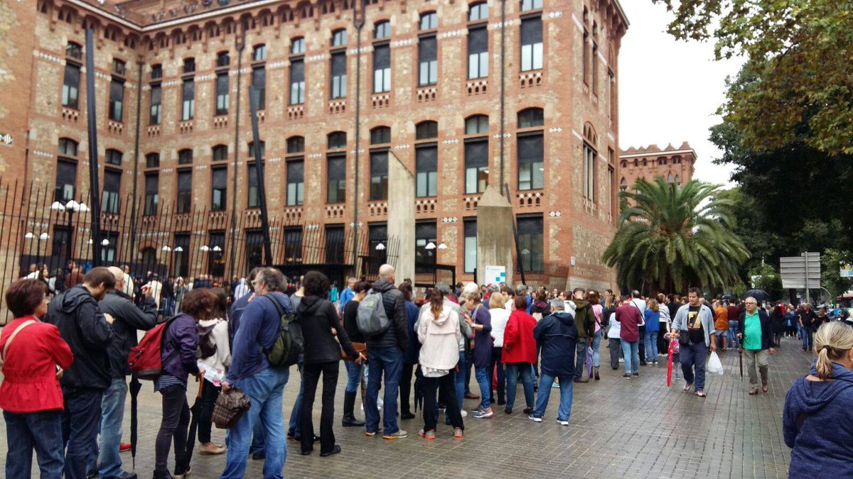 Esquerra_ERC's tweet photo. ⚠ATENCIÓ Hem de ser molts als col·legis defensant la DEMOCRÀCIA i les URNES fins al final! No defallim!✊🏼#CatalanReferendum #JoVoto

📲Fes RT https://t.co/Yz28vhXASs