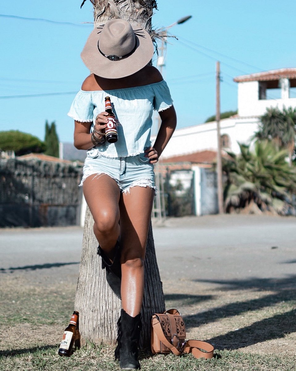 travel_thelife's tweet photo. Country girl better with a #beer 🍺y si es una #CruzcampoEdicionesLimitadas con las etiquetas tan chulas mejor @Cruzcampo #cerveza #Cruzcampo https://t.co/GtfeBfrq7e