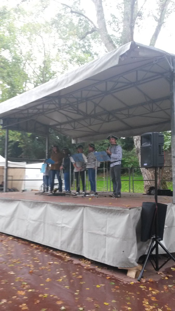 IsabAmaglio's tweet photo. Fête des vendanges @sartrouville78 sous la pluie mais la chaleur et le talent de nos artisans/commercants :)
cc @Atelier_78 et LaPetiteSoeur https://t.co/jJrQ7nEuGD