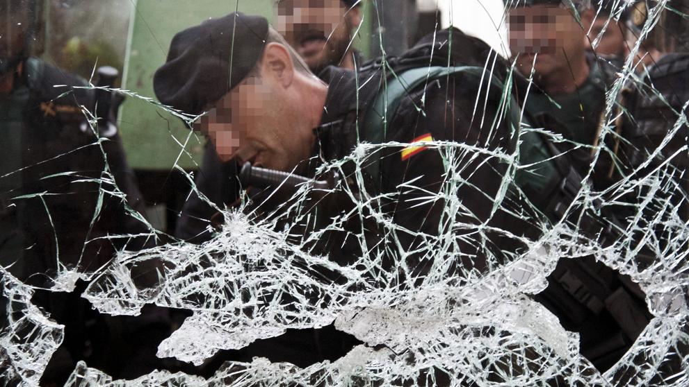 LaVanguardia's tweet photo. Policía y Guardia Civil cierran un total de 92 colegios en Catalunya https://t.co/6ZaHO3AkAU https://t.co/TaxVERka4r