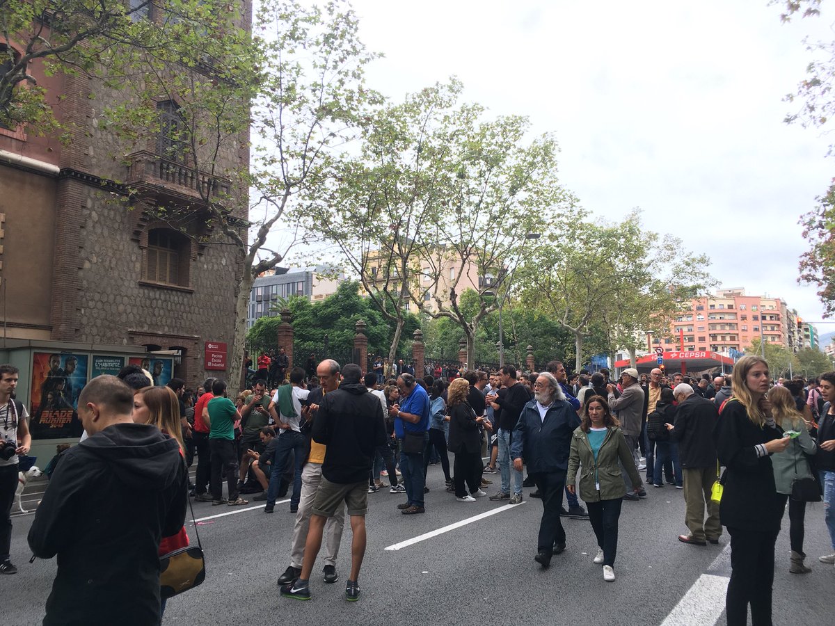 CatalunyaRadio's tweet photo. Cues i concentracions a nombroses poblacions catalanes per garantir les votacions #1OTV3 #1oCatRadio

https://t.co/UGElG7XBcG https://t.co/wSsGPtpAf6