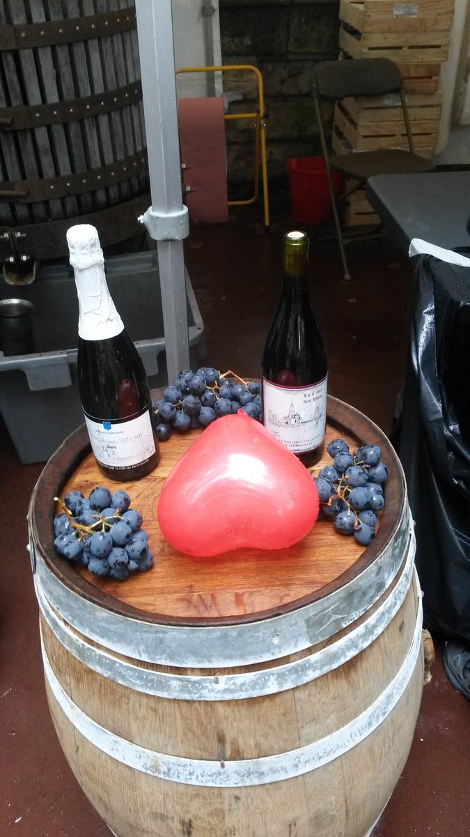 IsabAmaglio's tweet photo. Fête des vendanges @sartrouville78 sous la pluie mais la chaleur et le talent de nos artisans/commercants :)
cc @Atelier_78 et LaPetiteSoeur https://t.co/jJrQ7nEuGD