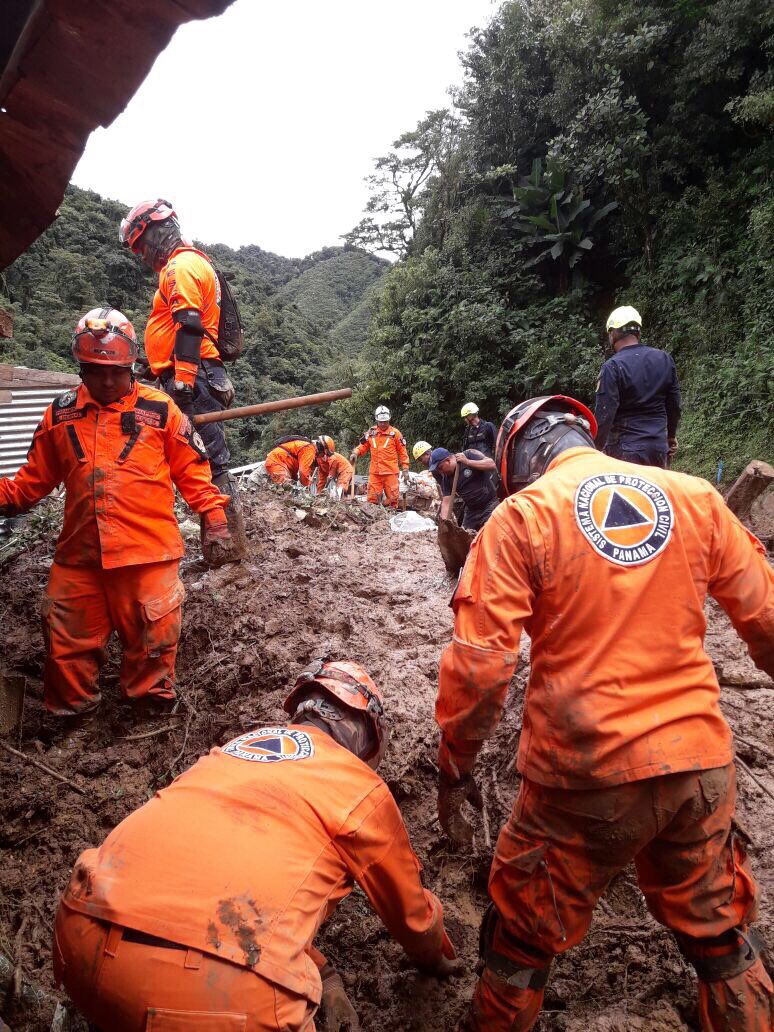 donderisja's tweet photo. Más de 50 unidades de la #FTCayuda. Trabajan Cerro Colorado trás el deslizamiento y la cabeza de agua/ en estos momentos se recupera 1 de 6 https://t.co/to8peDHilx