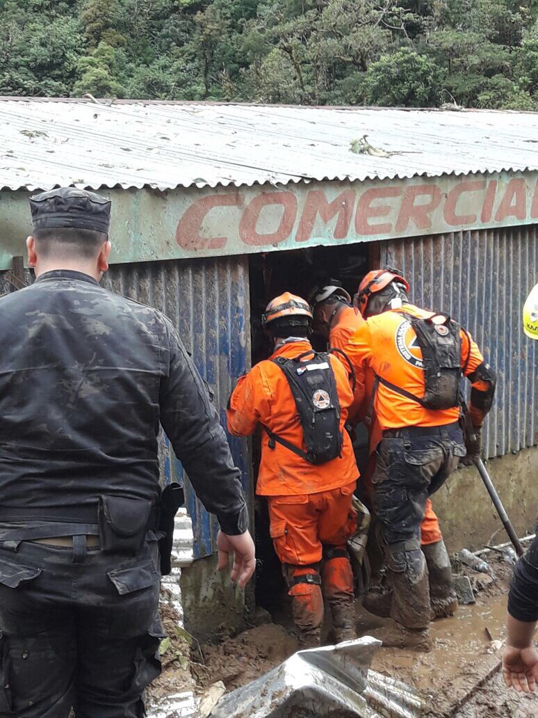 donderisja's tweet photo. Más de 50 unidades de la #FTCayuda. Trabajan Cerro Colorado trás el deslizamiento y la cabeza de agua/ en estos momentos se recupera 1 de 6 https://t.co/to8peDHilx
