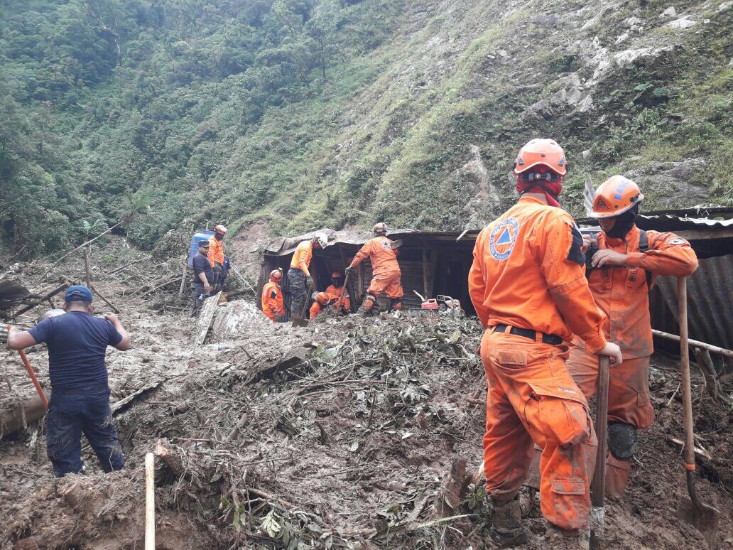 donderisja's tweet photo. Más de 50 unidades de la #FTCayuda. Trabajan Cerro Colorado trás el deslizamiento y la cabeza de agua/ en estos momentos se recupera 1 de 6 https://t.co/to8peDHilx