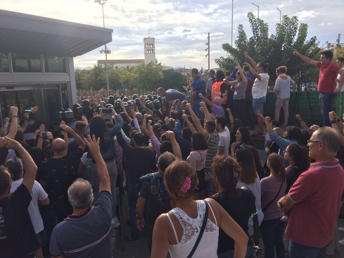 CatalunyaRadio's tweet photo. Noves càrregues policials a #MoralaNova i #Castellbisbal. Algunes persones han patit contusions #1OCatRàdio 

https://t.co/UGElG7XBcG https://t.co/ViHAftgkQb