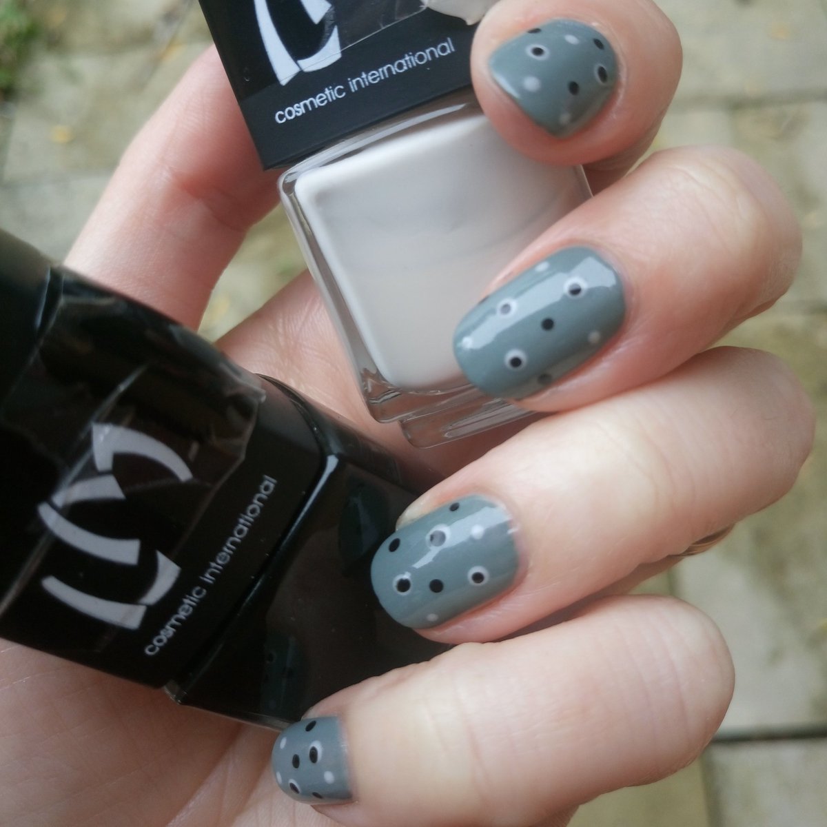 JessicaAvsDu89's tweet photo. #manucure au #dottingtool
En base #elephantwalk de #chinaglaze et pour les pois j'ai utilisé #neige et #noir de #lmcosmetic. https://t.co/MCQZZT9ZS3