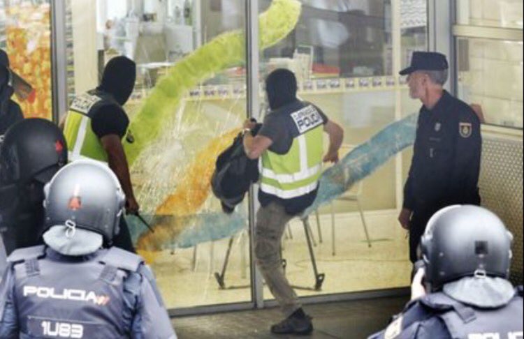 donesjuristes's tweet photo. Dones Juristes condemna de forma enèrgica la repressió policial que pateixen les ciutadanes i ciutadans de Catalunya https://t.co/e10EyaUDF0