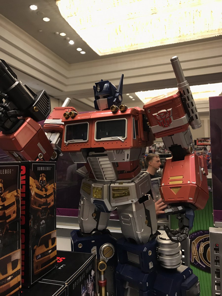 DougMLocke's tweet photo. @TFconTweets has been great. Hope to see this show grow in the US! #TFcon2017 #TFcon #tfconusa #Transformers https://t.co/1mpyqbPu0R