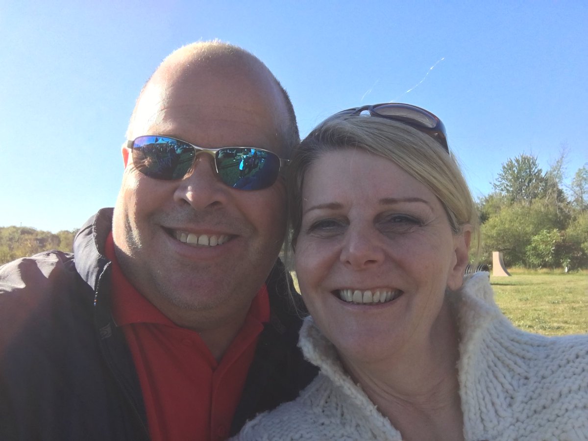 Mike_Cluett's tweet photo. Sponsor Selfie w/amazing Lesley from @Roxul  Always there to support @unitedwayhh Thank you for another #BigRedRun #ImprovingLivesLocally https://t.co/7nCIlMl2Ht