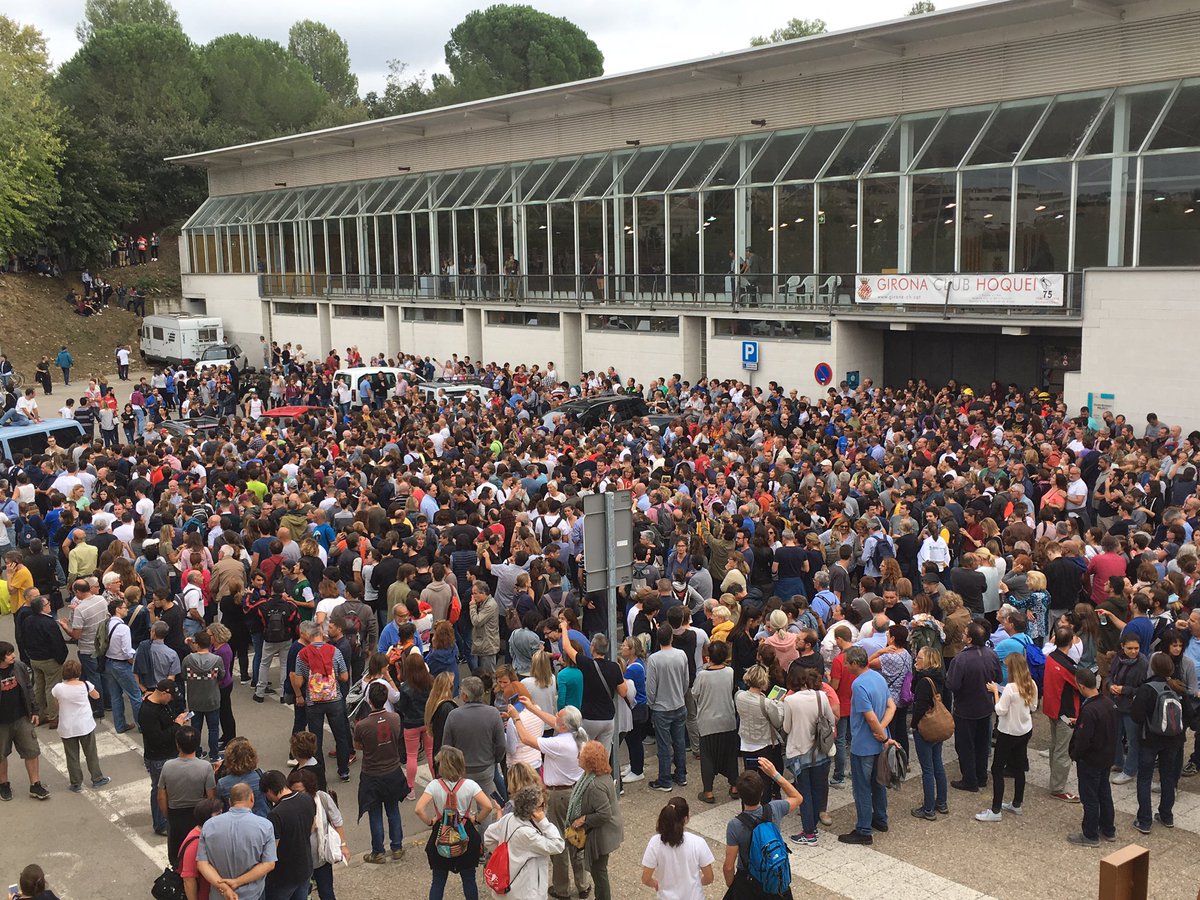 CatalunyaRadio's tweet photo. Un total de 287 col·legis electorals han tancat, 92 precintats per la Guàrdia Civil o la Policia Nacional. 

https://t.co/UGElG7XBcG https://t.co/GKTu66tqhT