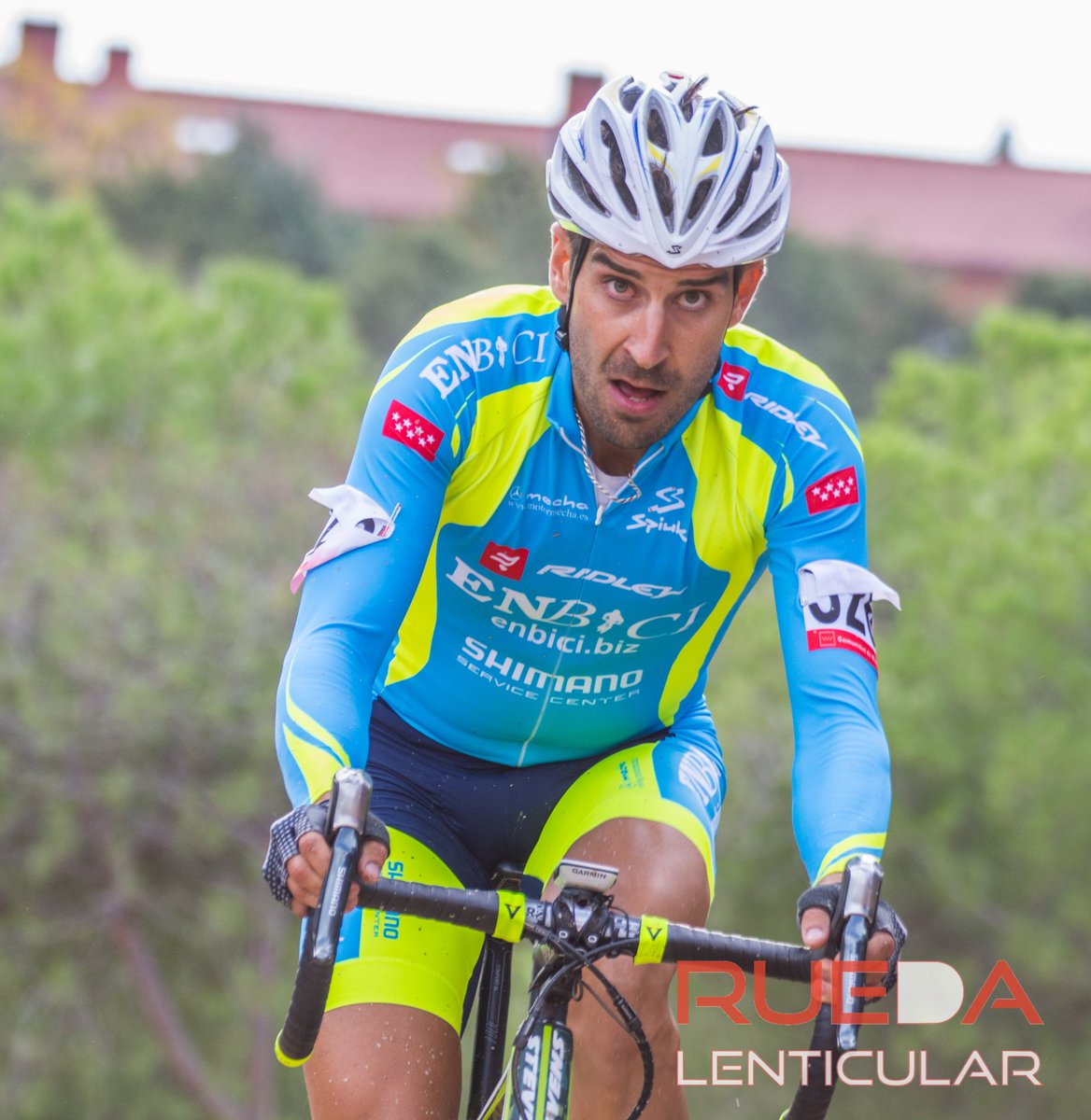 ruedalenticular's tweet photo. Enorme clase y "patas" de Juan Aguado @Enbici_Shimano #CXTresCantos https://t.co/nypS6yCP9M