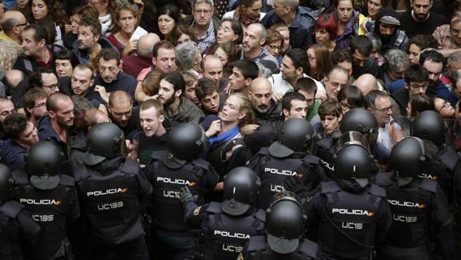 ErnestoEkaizer's tweet photo. #1O Esta imagen que sigue en La Vanguardia después de largas horas parece tan increíble q muchos no se la creen. ¡Y es real! https://t.co/Gl9jk9l4h0