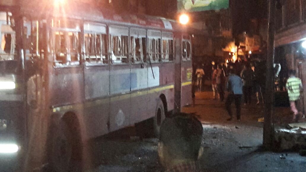 SachinRNandgao2's tweet image. कोल्हापूर :- ताबूत विसर्जन मिरवणुकीत केएमटी घुसली  
२ ठार १ जखमी, बसची तोडफोड, वातावरण तणावपूर्ण