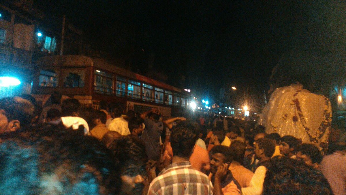 SachinRNandgao2's tweet image. कोल्हापूर :- ताबूत विसर्जन मिरवणुकीत केएमटी घुसली  
२ ठार १ जखमी, बसची तोडफोड, वातावरण तणावपूर्ण