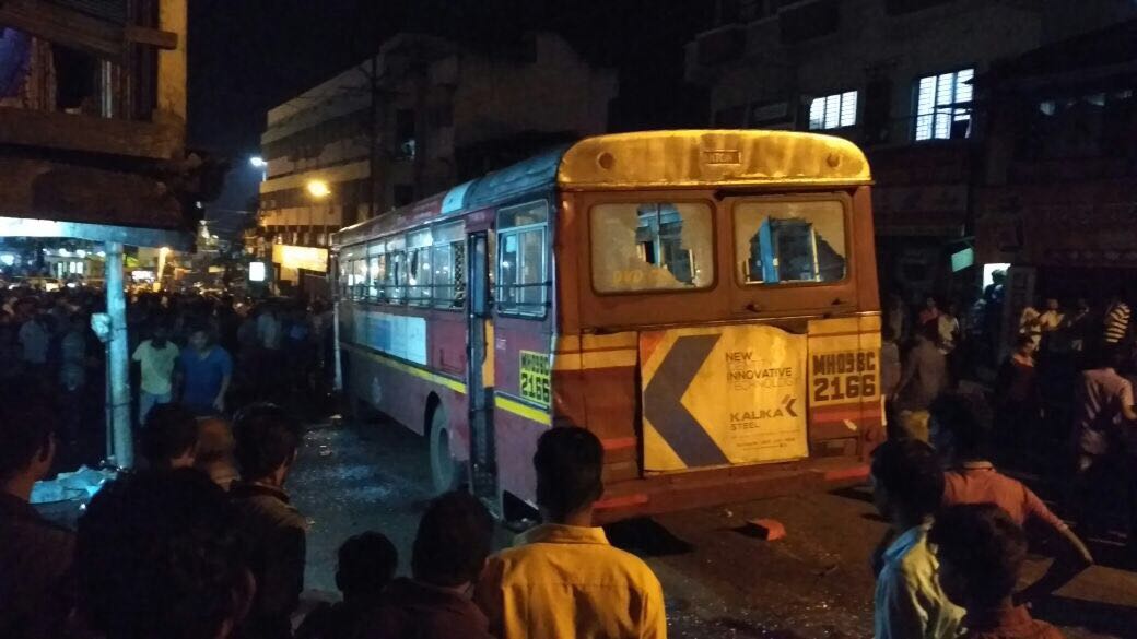 SachinRNandgao2's tweet image. कोल्हापूर :- ताबूत विसर्जन मिरवणुकीत केएमटी घुसली  
२ ठार १ जखमी, बसची तोडफोड, वातावरण तणावपूर्ण