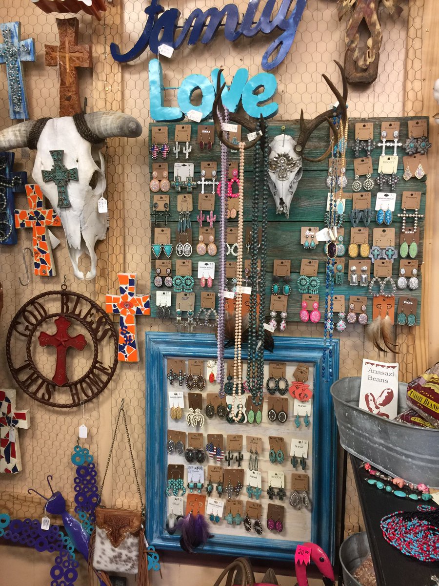 farm_williams's tweet photo. $o many earrings 💋💋 Lots of new fall colors 🍂🍁🍂🍁🍂🍁🍂 https://t.co/NxTRxCurcl